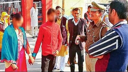 UP: Husband hand tied with pallu...Wife said she will go with him, case going on for seven years