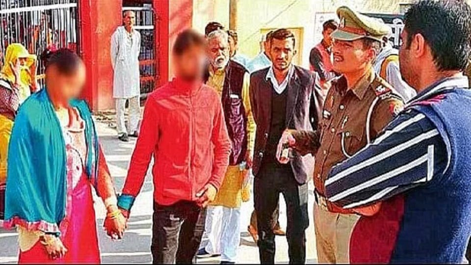 UP: Husband hand tied with pallu...Wife said she will go with him, case going on for seven years