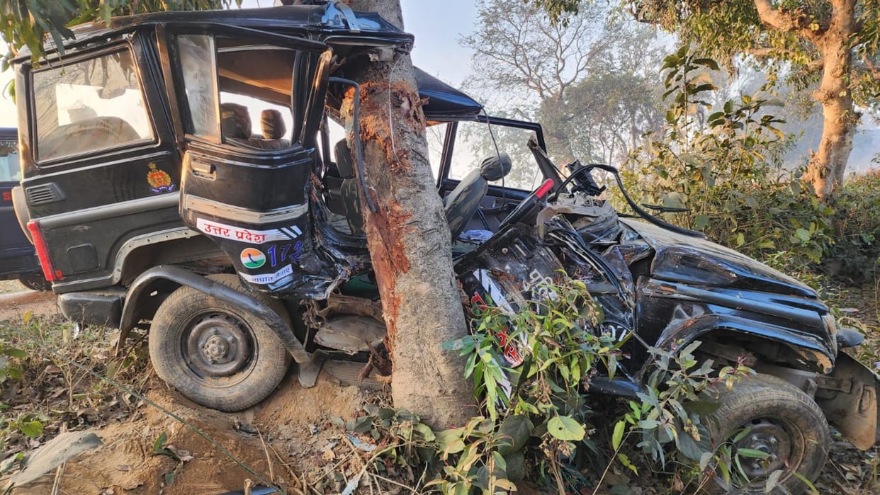 Two injured when a PRV hits a tree in laharpur in Sitapur.