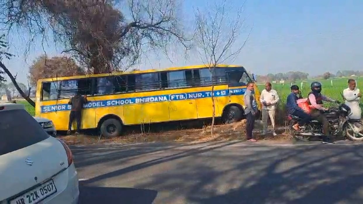 School bus full of children went off road in Fatehabad, accident happened near village Jhalaniya