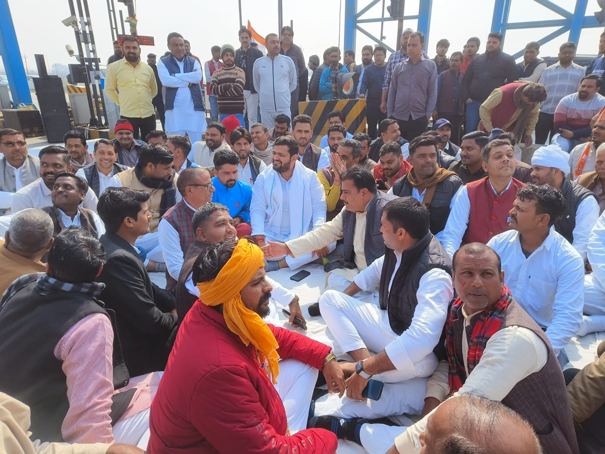 Muzaffarnagar: Protest against fee collection, BJP leaders and supporters staged a dharna at toll