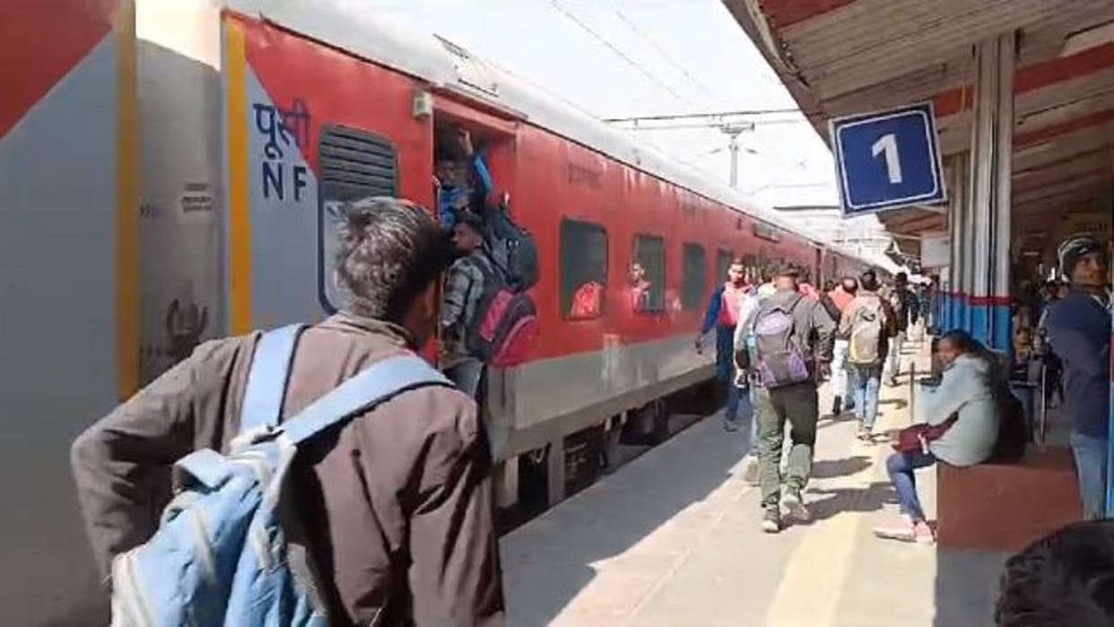 Huge crowd of candidates in trains after constable recruitment exam