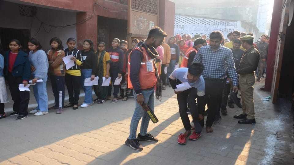 UP Police Constable Exam Seven arrested including five solvers in firozabad Gang Active In police bharti