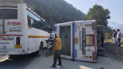 Rishikesh Badrinath Highway: नरकोटा में पलटी रोडवेज की बस, द्वारहाट से 30 यात्रियों को लेकर जा रही थी देहरादून Roadways bus overturned in Narkota on Badrinath Highway Rudraprayag Uttarakhand news in hindi