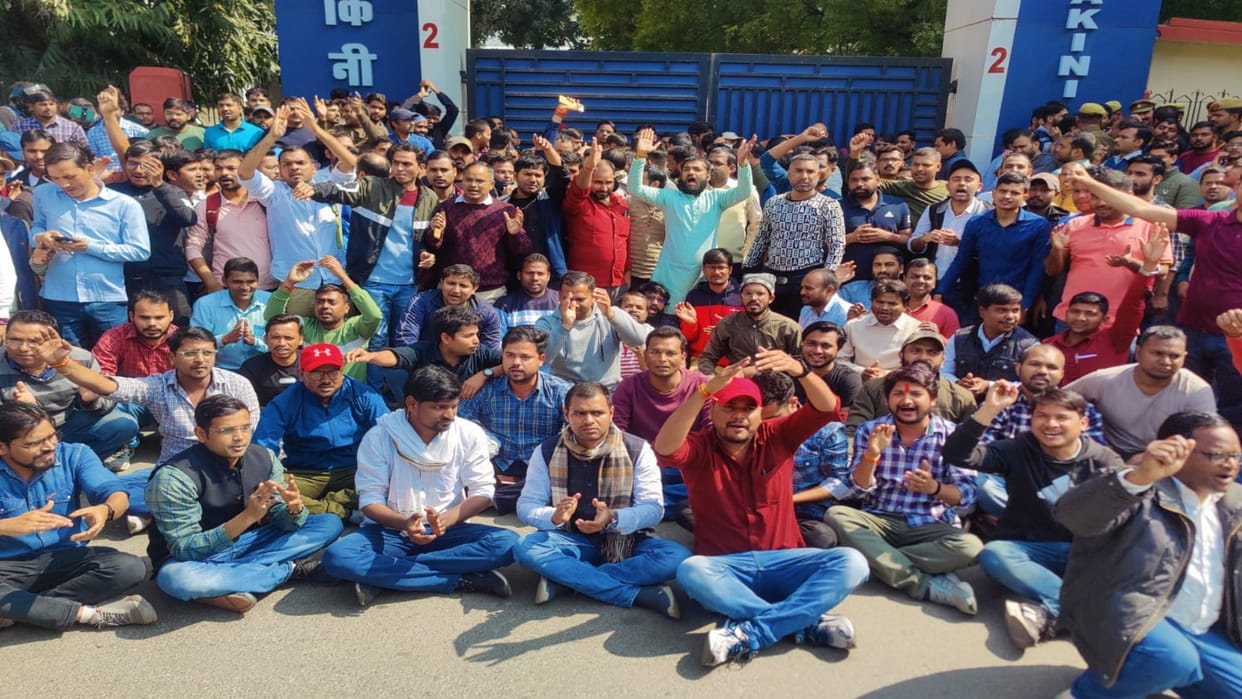 Candidates adamant on canceling RO-ARO exam and conducting it afresh, ruckus again at the gate of the Commissi