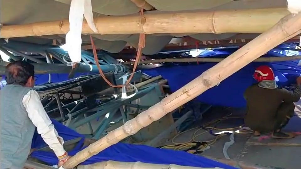 Delhi: There was an outcry as the tent collapsed near Nehru Stadium.