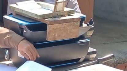 Bihar News : घर में छाप रहे थे नकली नोट, पुलिस ने 5 लाख रुपये और मशीन के साथ दबोचा Bihar News: Two miscreants arrested with fake notes and machine in Gaya.printed fake money at home.