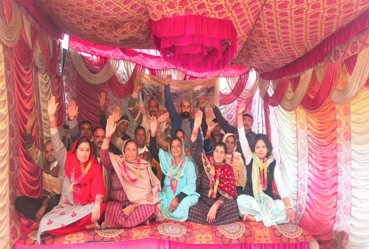 bilaspur Dispute over drinking water scheme reached Governor Shukla, agitation continued on 26th day