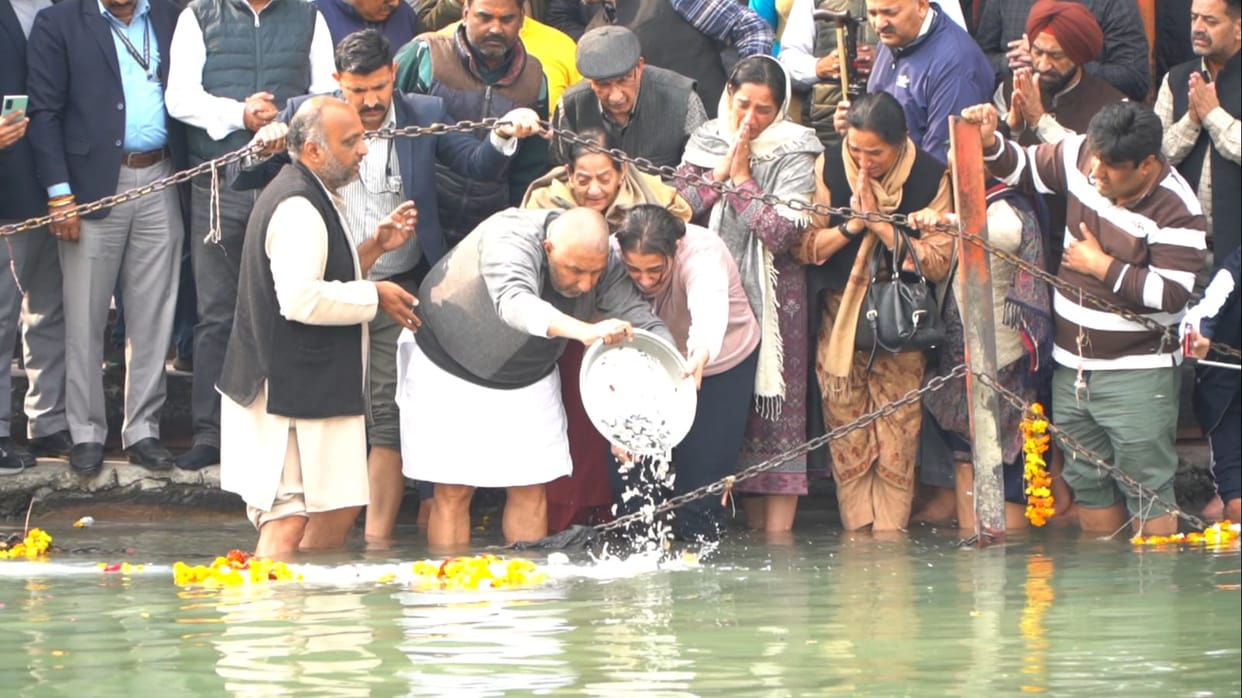 Himachal Deputy CM reached Haridwar with his wife ashes took bath  at ganga Ghat