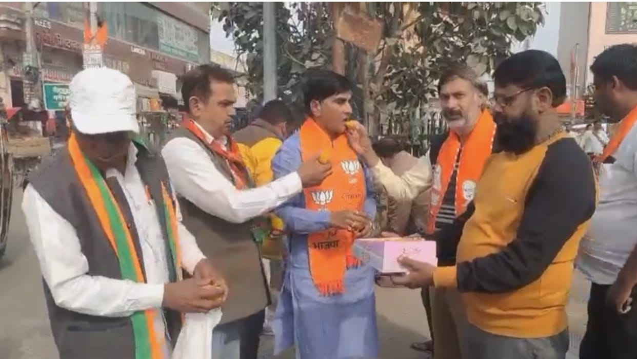 BJP workers burst crackers over Yamuna water agreement