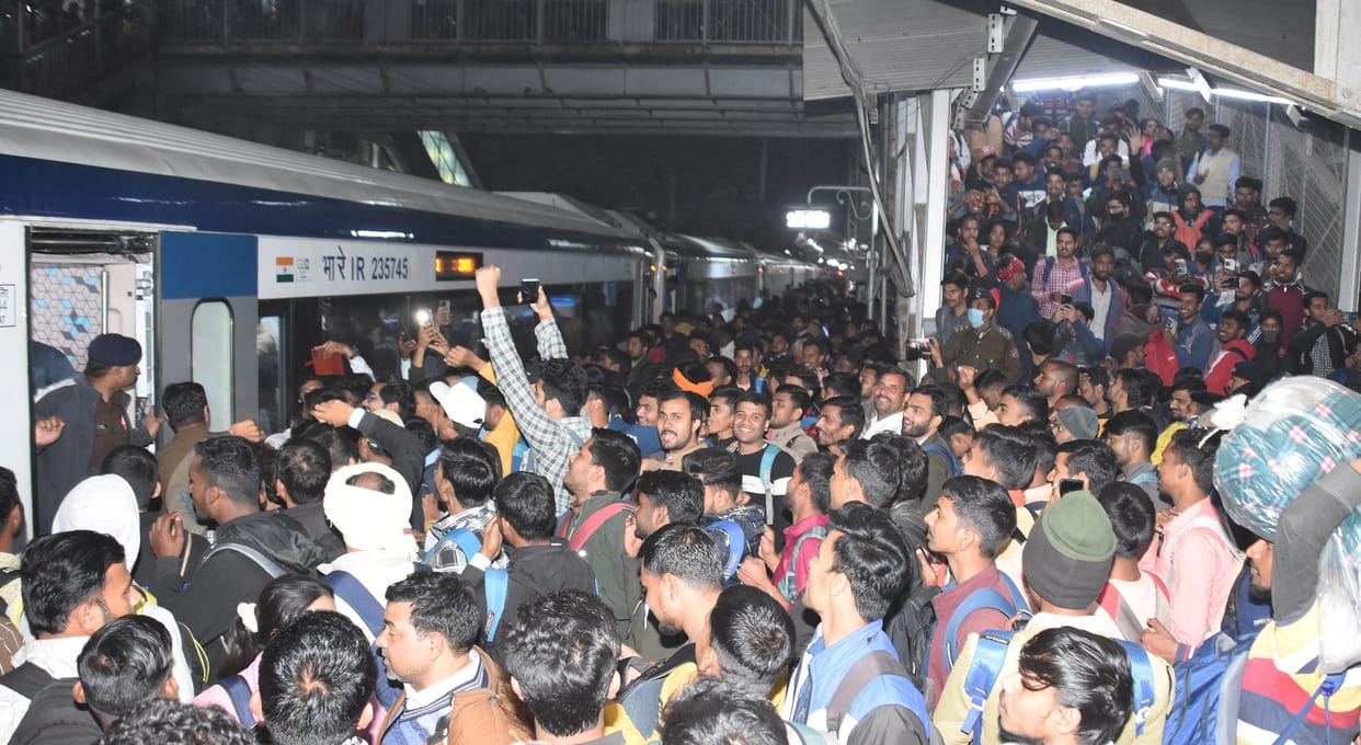 UP Police Exam, After the exam was over, the crowd increased at the station, there was no place even to step