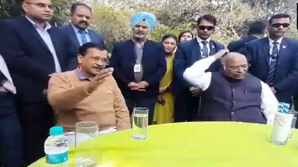 Delhi CM Kejriwal met Congress President Kharge attacked on ED