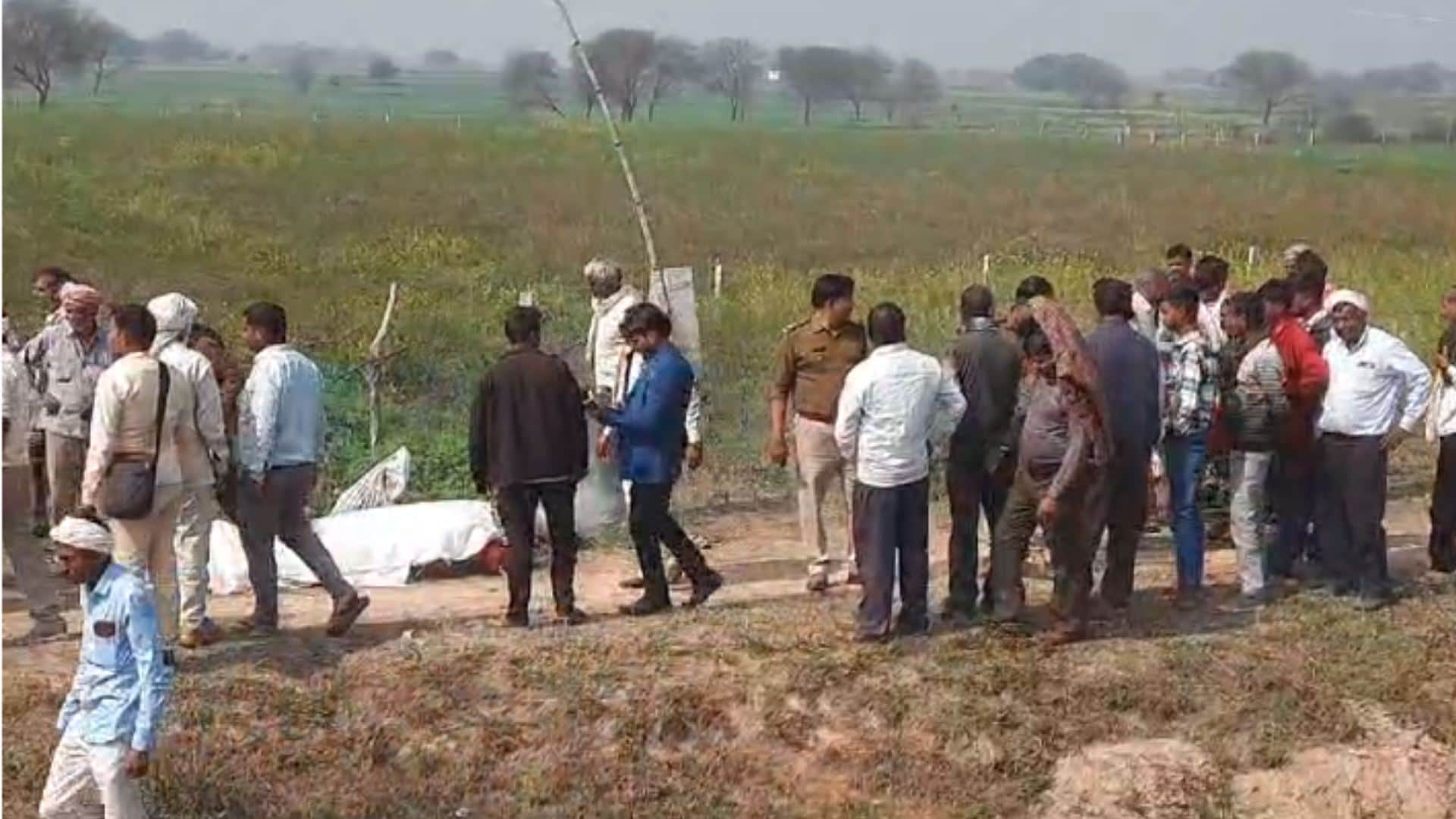 मुरैना में सड़क किनारे रखा शव