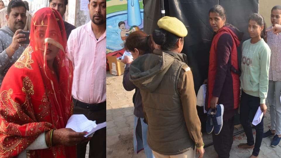 bride arrived to appear for the written examination of police recruitment Even the spectators are surprised