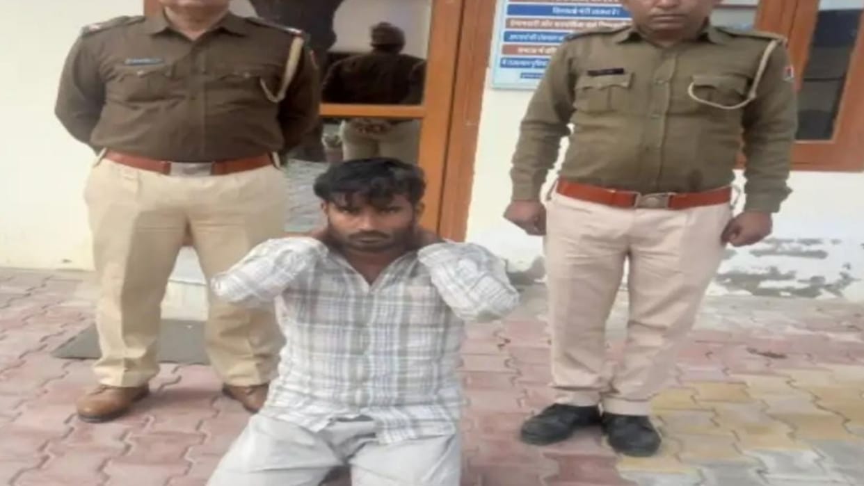 Police arrested the accused of snatching mobile and gold chain