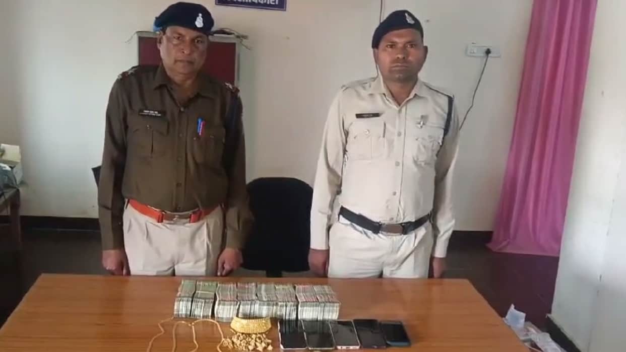 Police caught four people carrying gold without bills