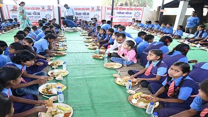 Raipur News: Collector Dr. Gaurav Singh invited banquet on birthday; Celebrated birthday with school children/Rajim Kumbh Mela 2024/राजिम कुंभ मेला 2024/REPUBLICEXPRESS NEWS