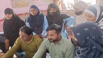 प्रिंसिपल से बात करते अभिभावक