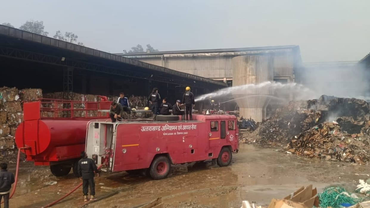 Massive fire broke out in the paper mill warehouse Roorkee Uttarakhand News in hindi