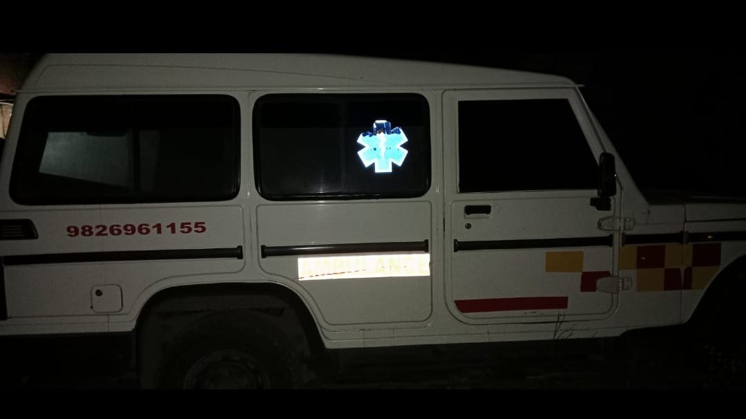 In Damoh, the ambulance driver robbed the doctor at knife point, when the villagers surrounded him