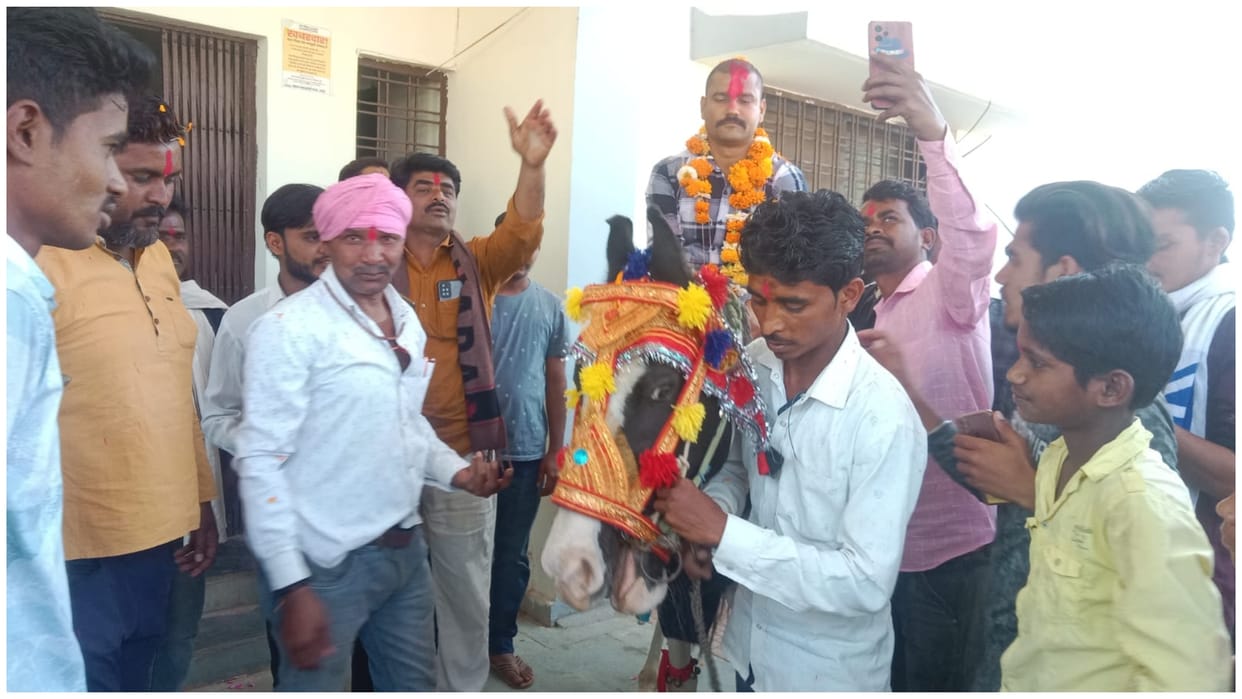 Unique farewell of police station incharge in Damoh villagers bid farewell with drums