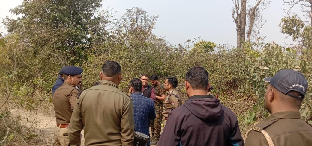 Nainital News Angry villagers pelted stones on forest team During catching tiger set fire to forest