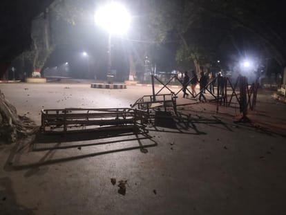 Varanasi: BHU हॉस्टल में छात्रों की पिटाई पर ABVP कार्यकर्ताओं ने उठाए सवाल, पुलिसकर्मियों पर कार्रवाई की मांग ABVP raised questions on beating of students in BHU hostel varanasi