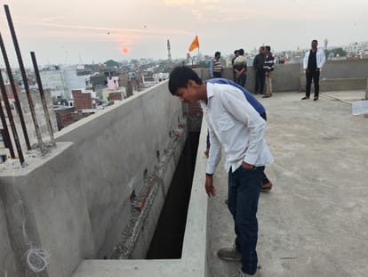 boy died after falling from  roof while flying kite in varanasi