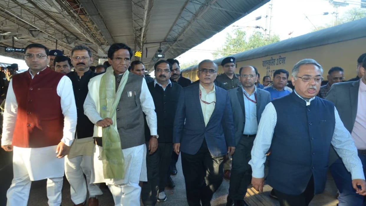 Minister of State for Railways reached Agra and inspected Cantt station