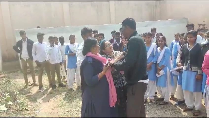 MP News: 10th board paper was being solved from home, young man caught the teacher