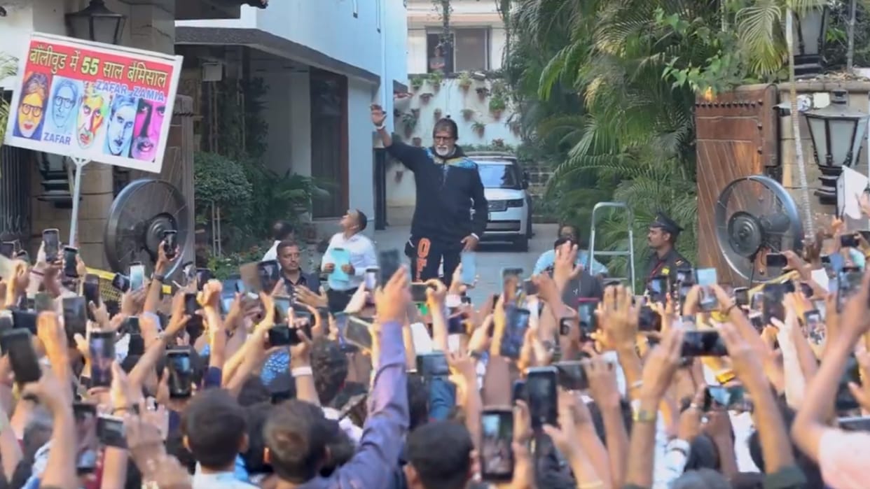 Amitabh Bachchan Gets Emotional As He expressed Gratitude toward Meets Fans on Sunday in Outside His Home