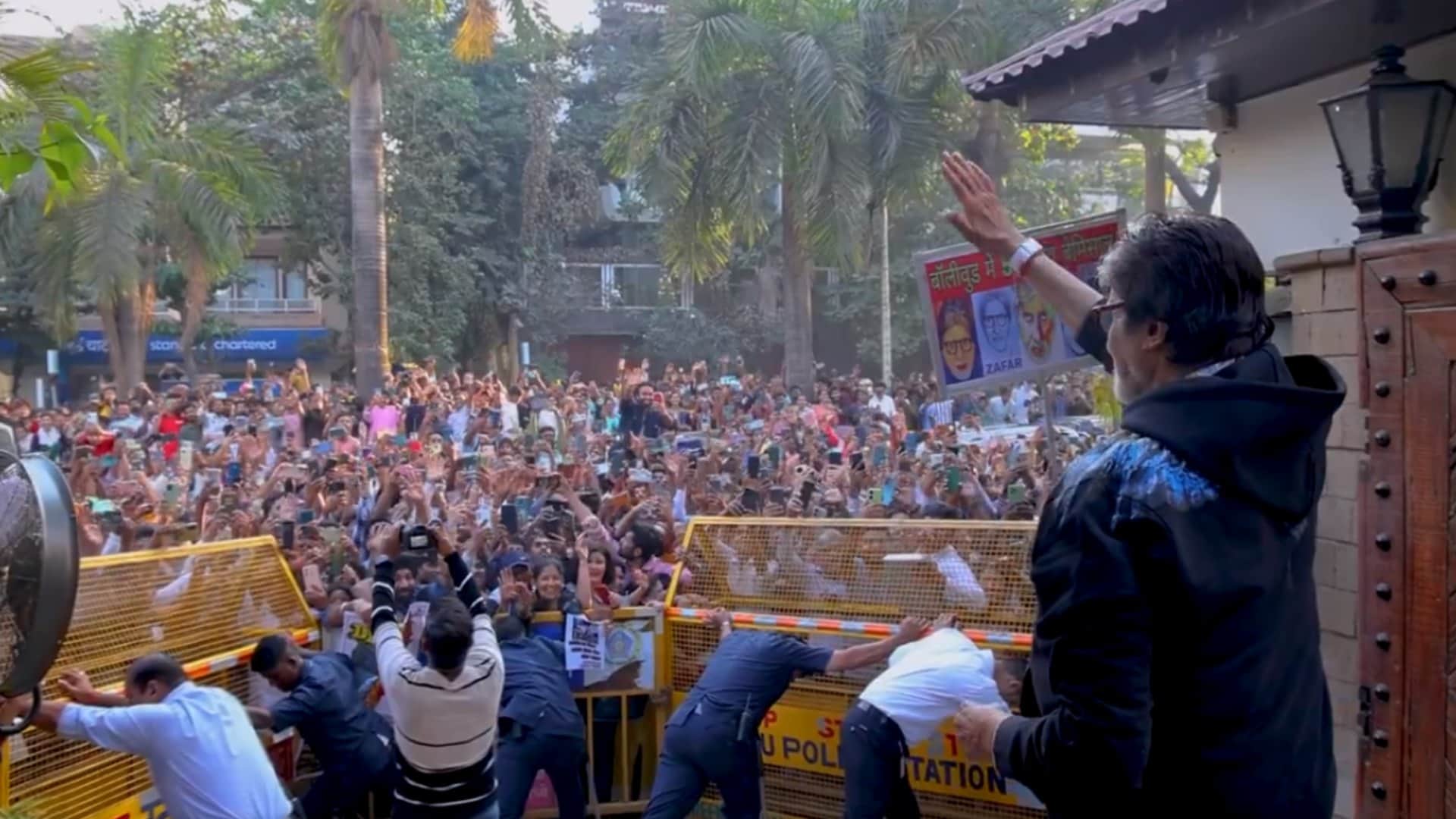 Amitabh Bachchan Gets Emotional As He expressed Gratitude toward Meets Fans on Sunday in Outside His Home
