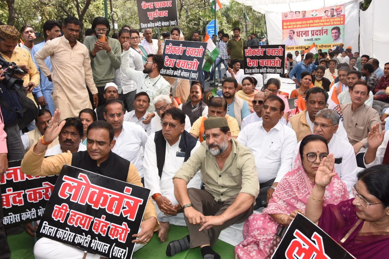 MP News: Congress's protest against IT department, Kamal Nath's picture missing from posters, BJP taunts