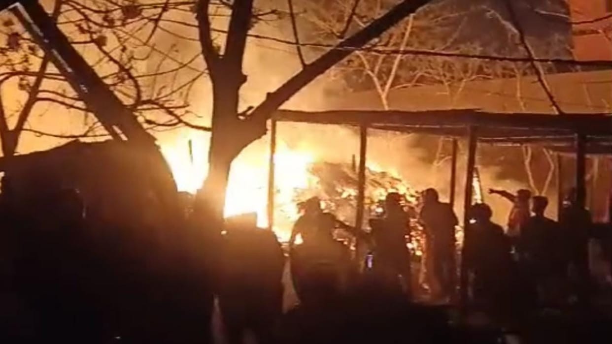 Bihar News: Fire broke out due to spark from fireworks in Sitamarhi; Thatched house burnt to ashes