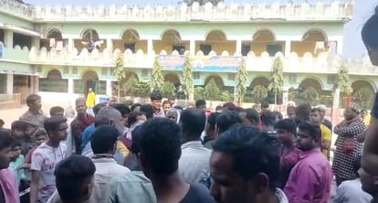 Bihar News : मदरसा में छात्राओं से मसाज करवाता करवा था शिक्षक, यह आरोप परिजनों ने किया जमकर बवाल Bihar: Teacher used to make girl students get massage in Madrasa, family members created ruckus; Purnia News