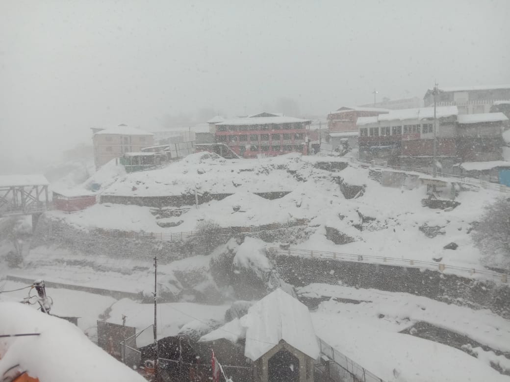 Uttarakhand Weather News Half snowfall in Badrinath one foot in Kedarnath rain Chardham watch Photos