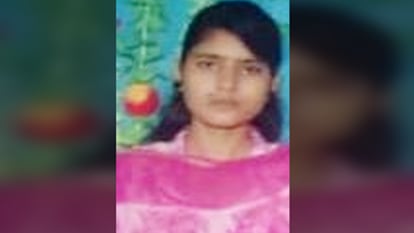 Shahjahanpur News: कमरे में फंदे से लटका मिला विवाहिता का शव, एक साल पहले किया था प्रेम विवाह woman dead body found hanging in room in Shahjahanpur