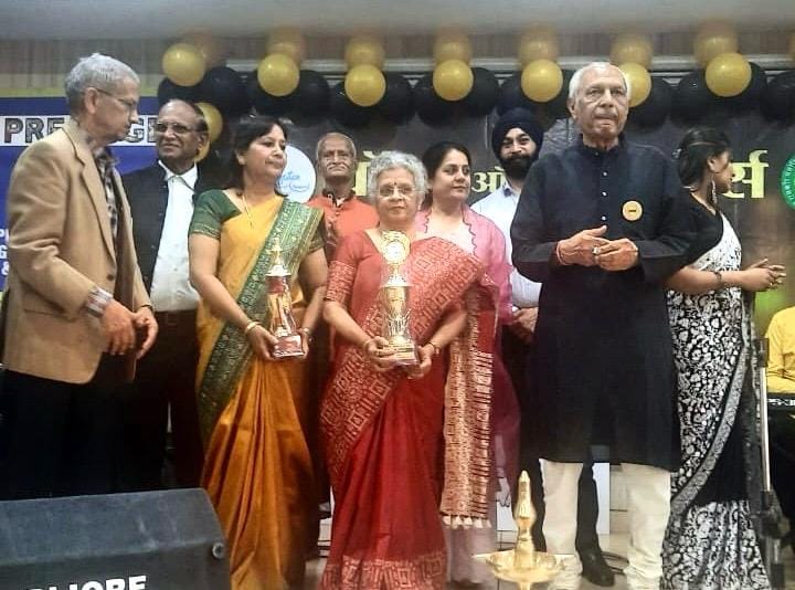 Indore: Singing of elders won hearts, they reached the stage with steady steps and faces lit up after winning