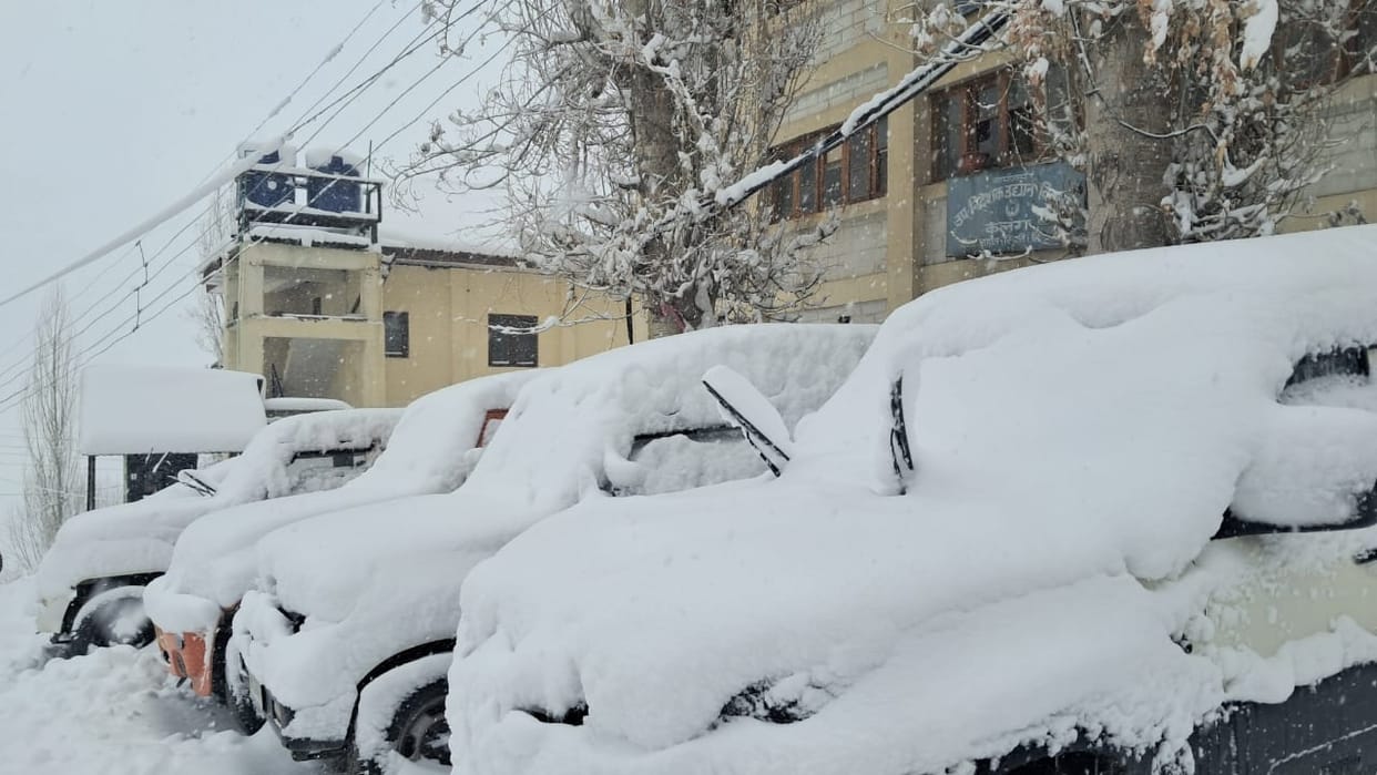 Weather Update Heavy snowfall on mountains cold wind increases in Punjab orange alert of storm and rain today