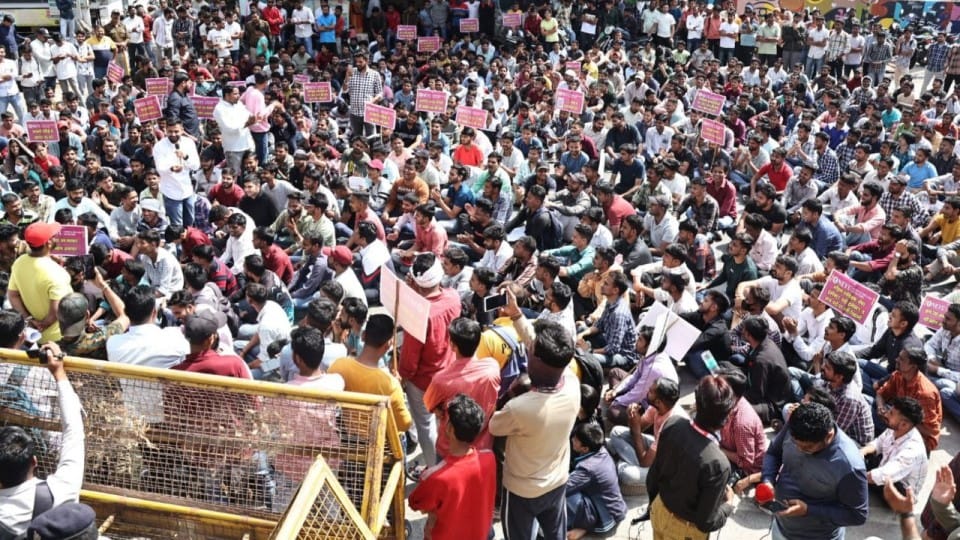 Thousands of students surrounded Collector office in Indore over Patwari exam scam