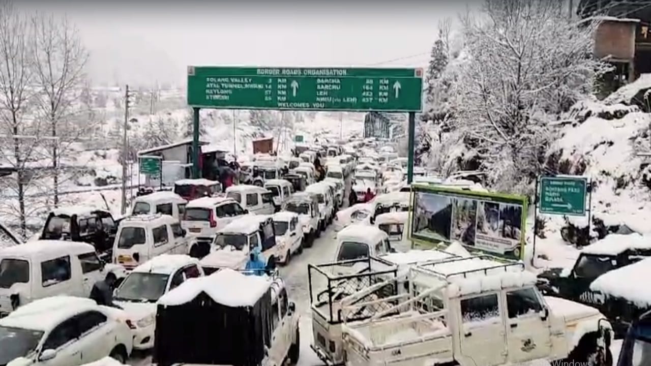 Heavy snowfall in higher reaches: Educational institutions will remain closed in Lahaul for two days, traffic