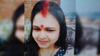Bihar News: मोबाइल पर किसी से बात करने पर पति ने डांटा तो पत्नी ने खाया जहर; अस्पताल में मौत Nalanda: Wife consumed poison when husband scolded her for talking to someone on mobile; died in hospital