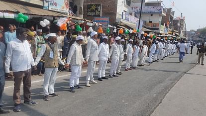 राहुल गांधी पहुंचे प्रतापगढ़ : भारत जोड़ो यात्रा के प्रतापगढ़ पहुंचने पर जोरदार स्वागत, बरसाए गए फूल Rahul Gandhi reaches Pratapgarh: Bharat Jodo Yatra reaches Pratapgarh with warm welcome,