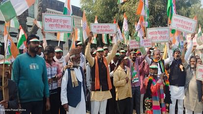 राहुल गांधी पहुंचे प्रतापगढ़ : भारत जोड़ो यात्रा के प्रतापगढ़ पहुंचने पर जोरदार स्वागत, बरसाए गए फूल Rahul Gandhi reaches Pratapgarh: Bharat Jodo Yatra reaches Pratapgarh with warm welcome,