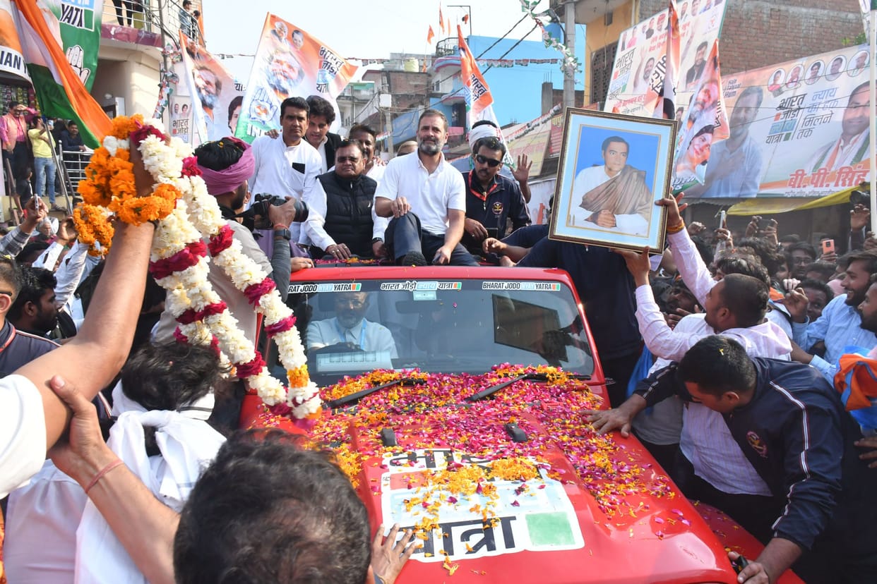 Rahul in Amethi: This time he did not get down from the car, did not go among the people, the message is that
