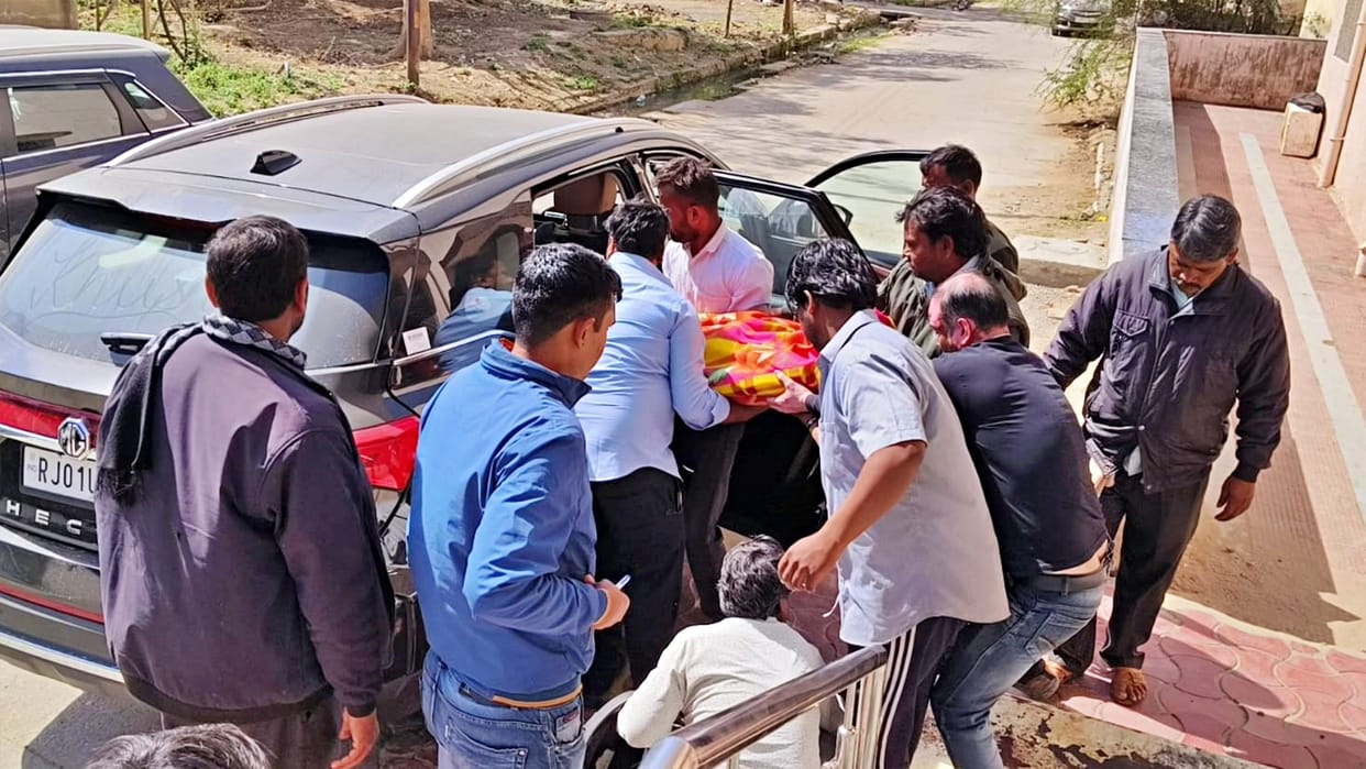 Rajasthan Father scolded for using mobile girl student committed suicide in Ajmer