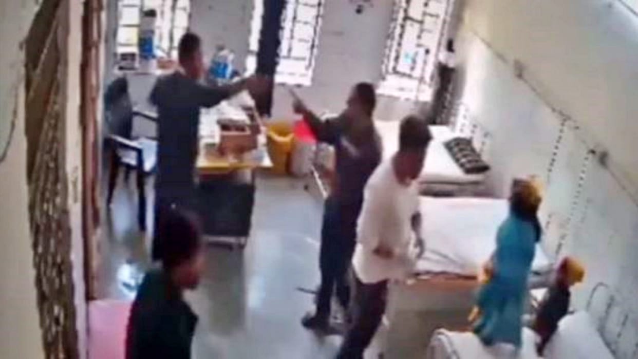 Dausa News Young man slaps government hospital doctor