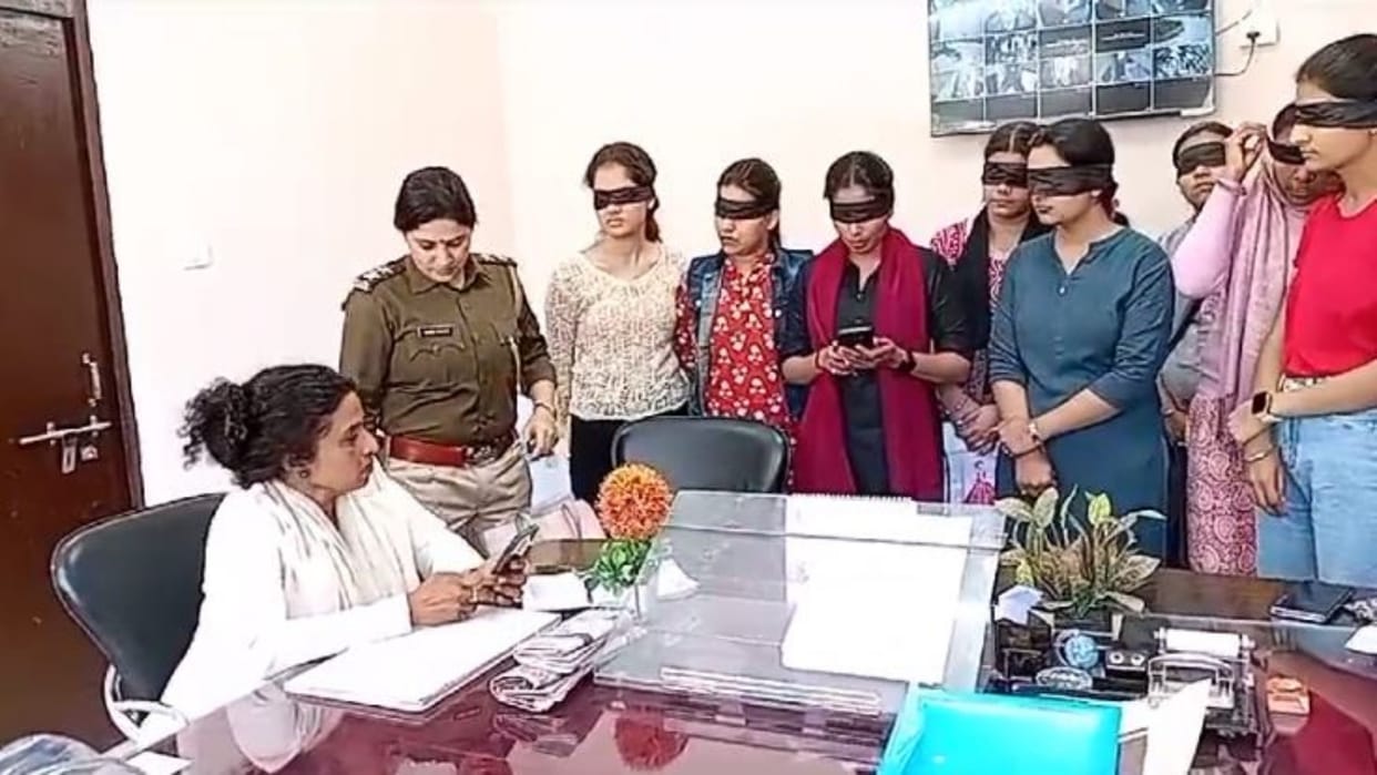 Kota News Students of JDB Girls College demonstrated with blindfolds