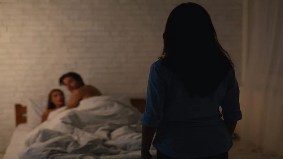 The wife rescued her husband, who was living with his girlfriend in the guest house, from the clutches of love