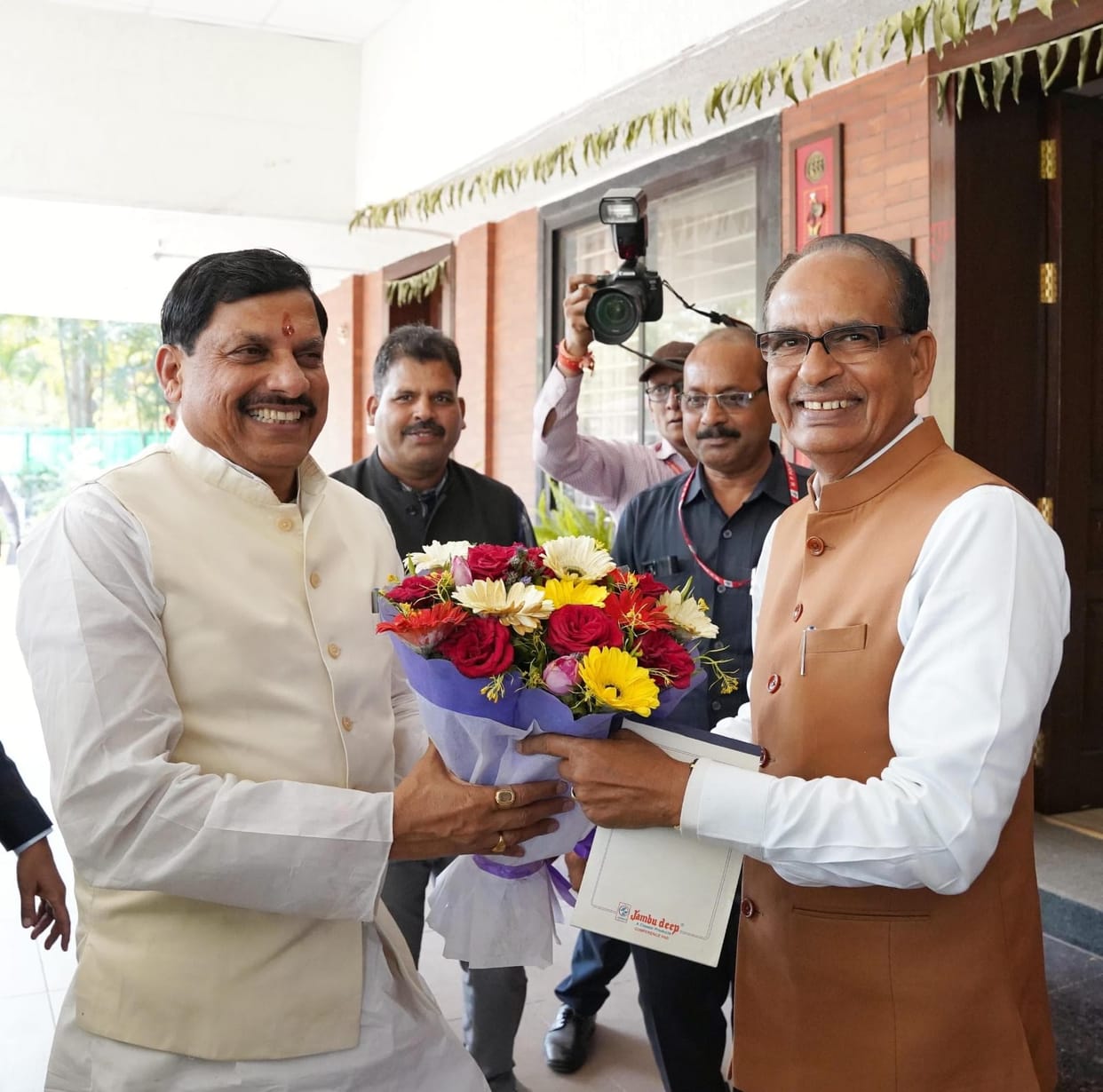 MP News: CM Mohan Yadav reached 'uncle's house', discussed with Shivraj on development issues of the state